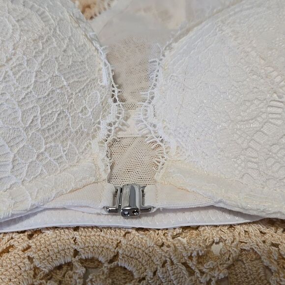White Underwire Bra with Lace Texture and Adjustable Straps - Picture 2 of 7